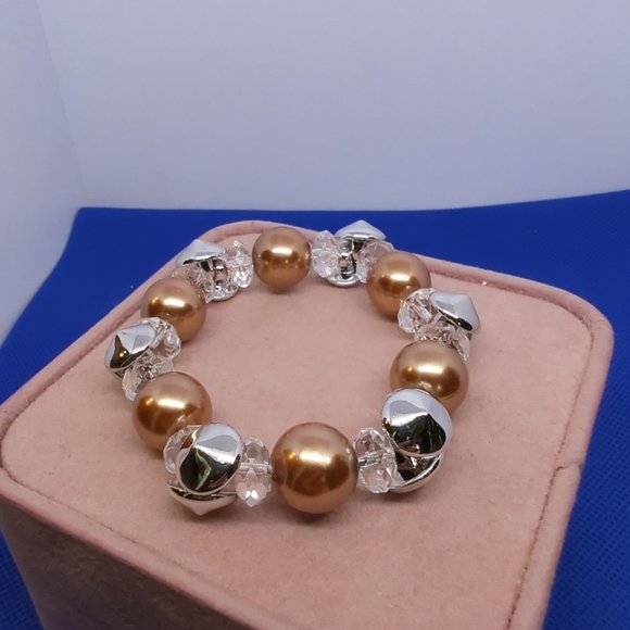 🌟Buttons & Faux Tan Pearls🌟 Stretch Bracelet No Metal New without Tags - Picture 4 of 8
